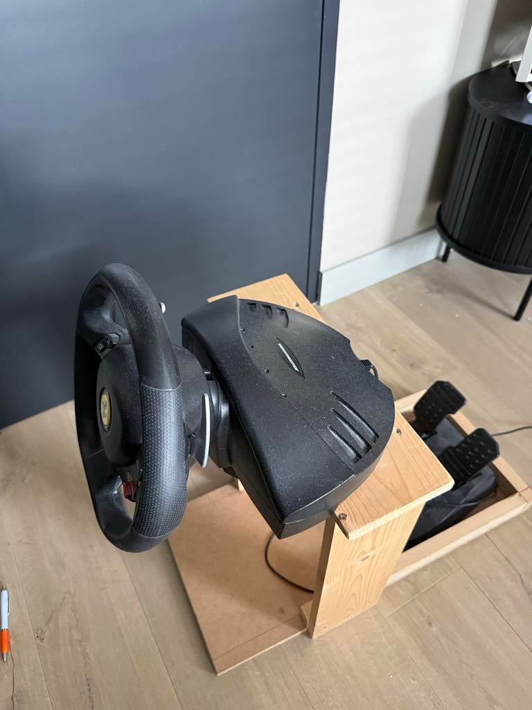 Thrustmaster Ferrari stuur met pedalen en 6 PS4 games, Ophalen, Online, Gebruikt, 1 speler