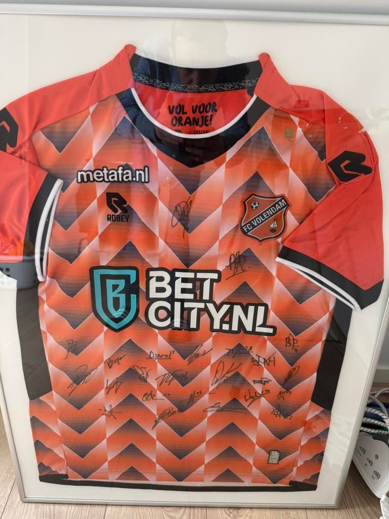 Gesigneerde shirt volendam in lijst, Ophalen, Zo goed als nieuw, Shirt