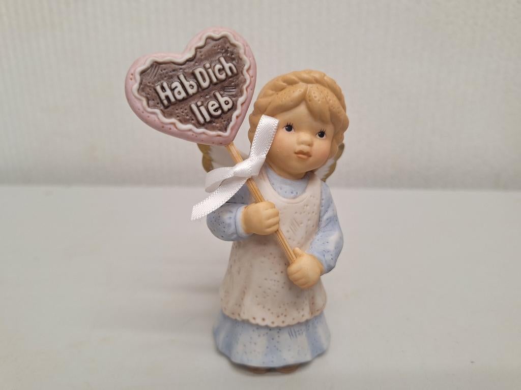 Goebel beeldje engel met hartje 'Hab Dich Lieb', Verzamelen, Ophalen of Verzenden, Zo goed als nieuw, Mens
