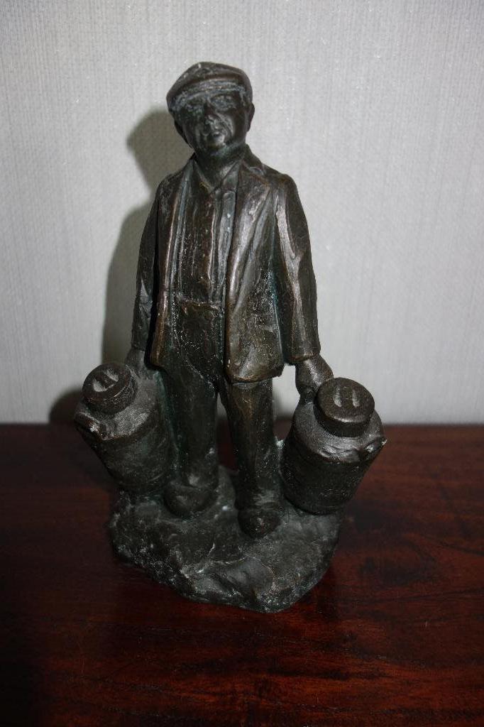 Beeld man met melkbussen, Ophalen of Verzenden, Composieten, Beeld, Man