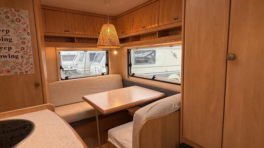 Hobby De luxe Easy 400 SF bj 2003 met voortent en luifel, Hobby, Bedrijf, Treinzit, 4 tot 5 meter