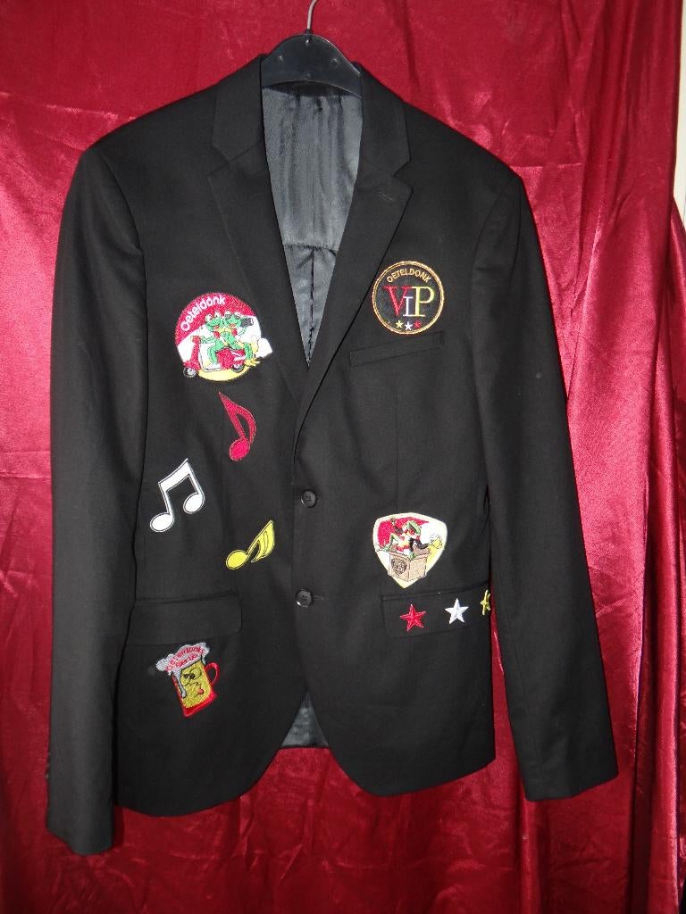 Leuk zwart OETELDONK/DEN BOSCH jas met emblemen (9), Ophalen, Carnaval, Zo goed als nieuw, Kleding