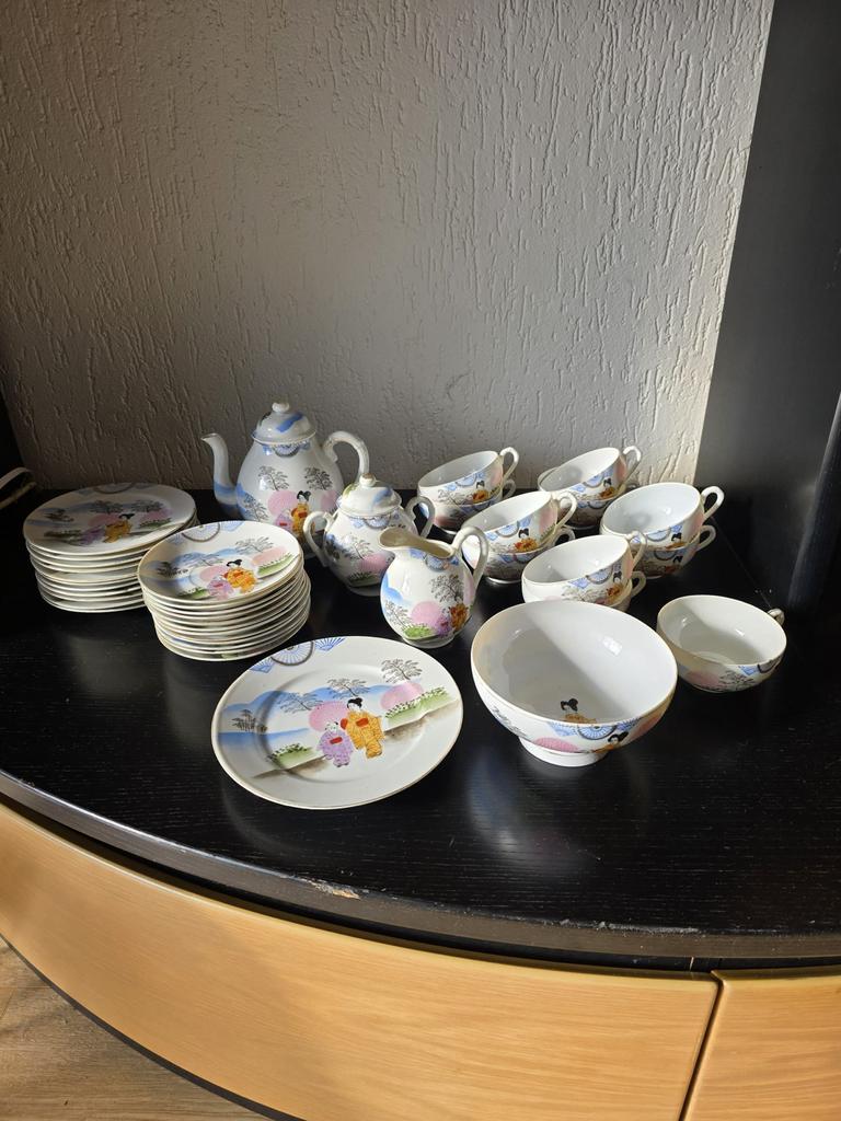 Japans porseleinen servies met geisha in kopjes, Ophalen