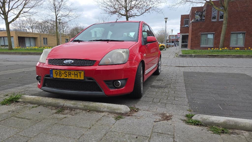 Ford Fiësta 2.0 16V ST 184PK Milltek/cosworth k&n, Auto's, Ford, 4 cilinders, 49 €/maand, Handgeschakeld, Particulier