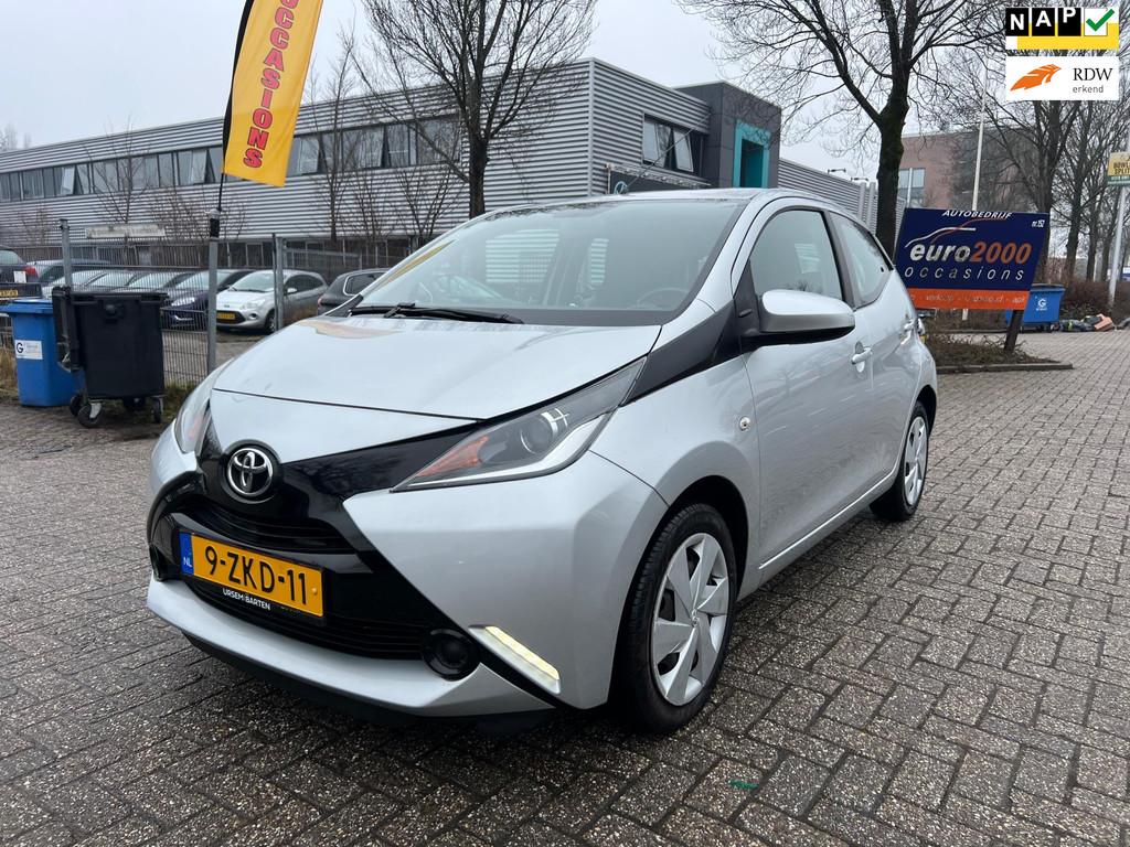 Toyota Aygo 1.0 VVT-i x-play - Cruisecontrole - Camera - Nap, Voorwielaandrijving, Euro 5, Gebruikt, 4 stoelen