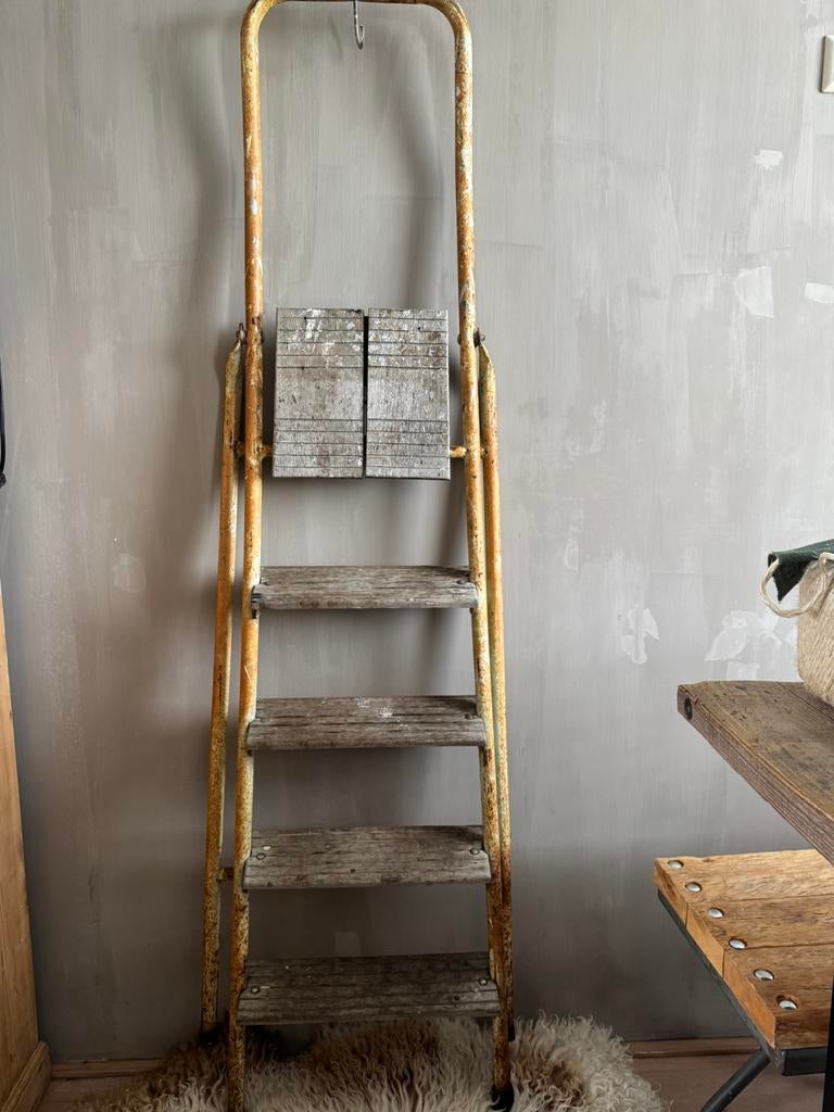 Decoratieve oude verweerde huishoudtrap, Ophalen