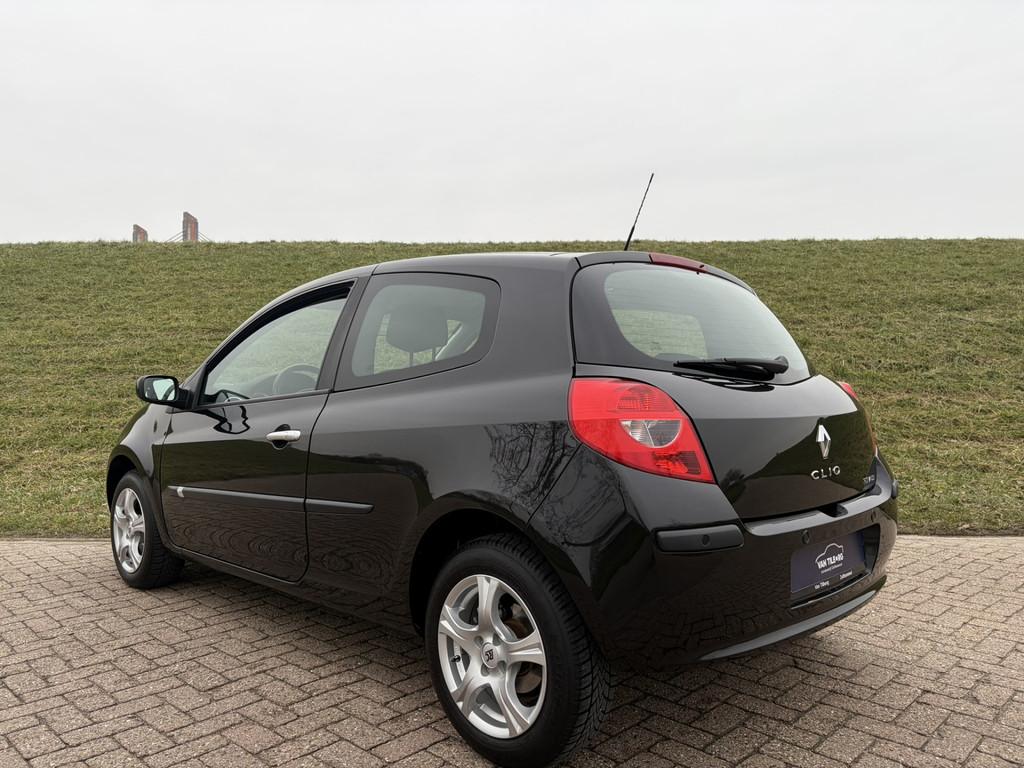 Renault Clio 1.4-16V Privilège Orig NL auto | 2e Eigenaar |, Voorwielaandrijving, Gebruikt, Zwart, 4 cilinders