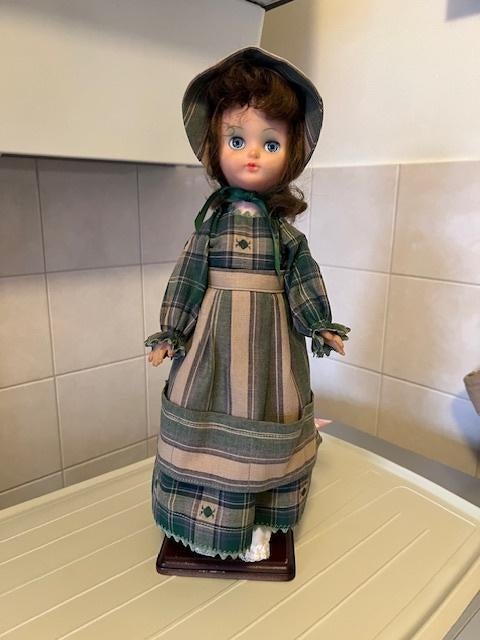 Pop met zelfgemaakte kleding en standaard, Ophalen of Verzenden, Gebruikt, Pop