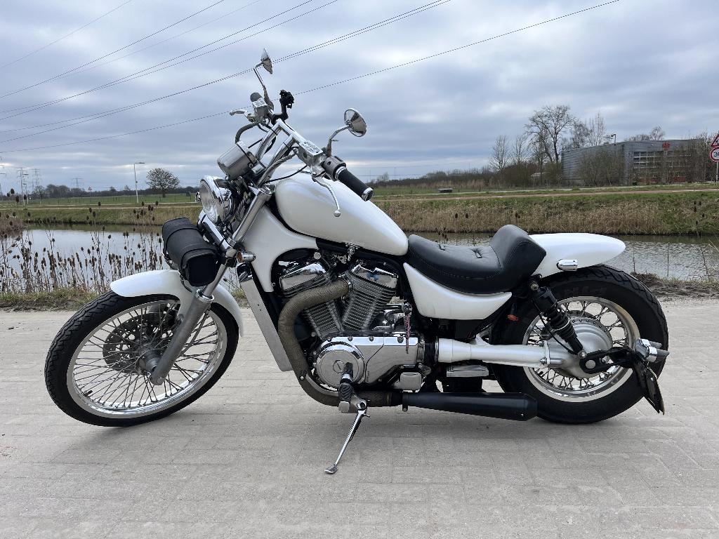 Suzuki VS 750 Intruder; 35kW; wit parelmoer