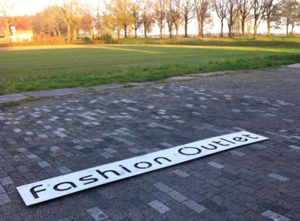 FASHION OUTLET - Gevelbelettering - 2 Stuks - RVS Loodzwaar, Verzamelen, Merken en Reclamevoorwerpen, Gebruikt, Reclamebord, Ophalen