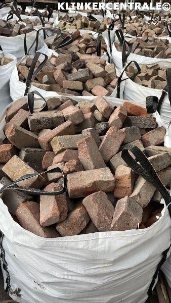 200m2 gemêleerd gebakken dikformaat klinkers van ONGELIJKE, Tuin en Terras, Tegels en Klinkers, Bij dit gebruikte product niet meer te achterhalen.