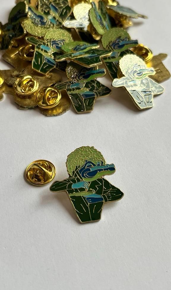 25 vintage amstrad krokodil pins met schutter / schietsport, Gebruikt, Ophalen of Verzenden, Speldje of Pin, Nvt