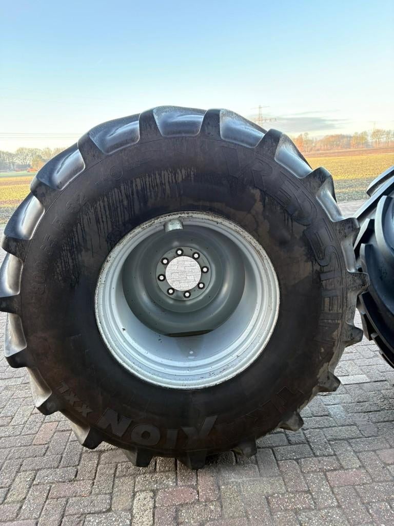 Te koop: 2x Vredestein Traxion XXL 800/65R32 met velg, Ophalen