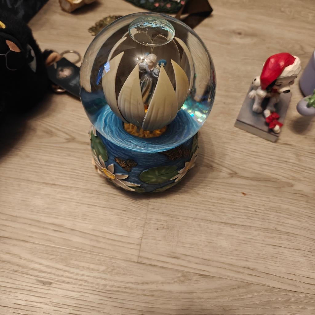 Indische waterlelie schudbol met muziek, Verzamelen, Efteling, Ophalen of Verzenden, Zo goed als nieuw, Beeldje of Poppetje