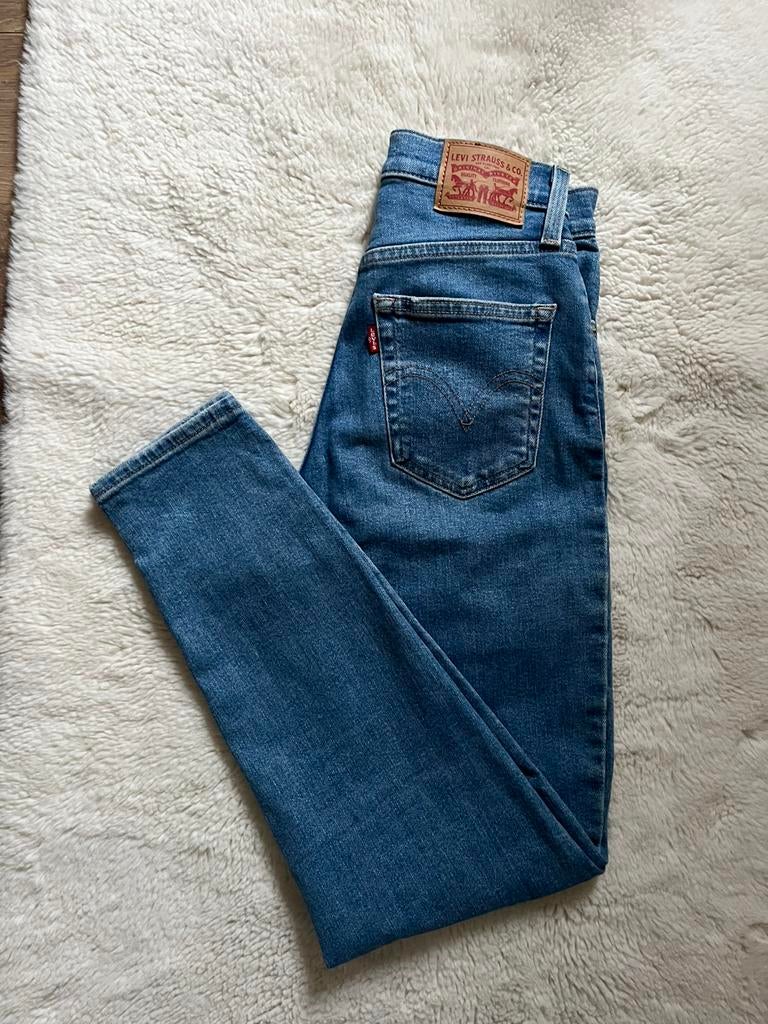 Levi's broek high waisted mom jean 24/29, Ophalen of Verzenden, Zo goed als nieuw, Blauw, W27 (confectie 34) of kleiner