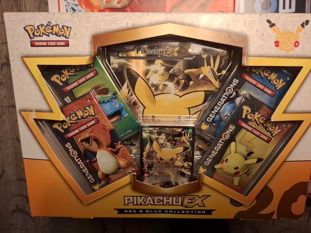 Pokémon Pikachu EX Red & Blue Collection, Hobby en Vrije tijd, Verzamelkaartspellen | Pokémon, Ophalen of Verzenden