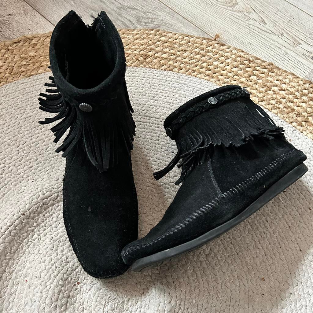 Minnetonka Hi Top Back Zip 39, Zwart, Lage of Enkellaarzen, Ophalen of Verzenden, Gedragen