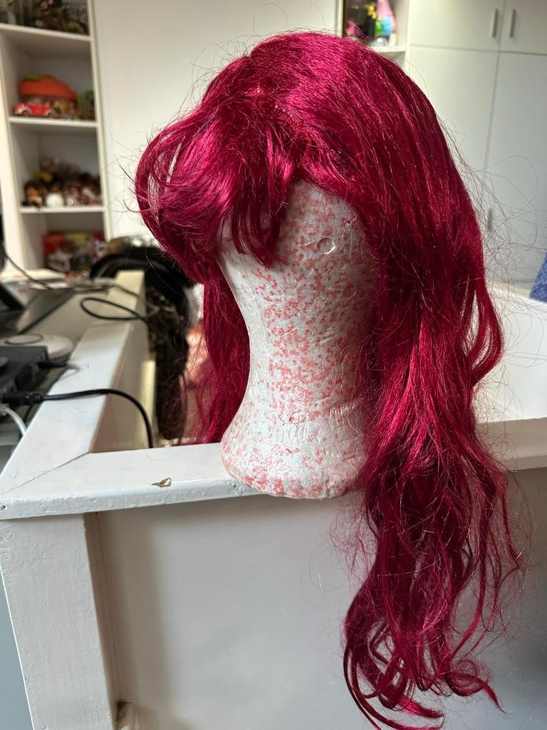 Rode Lange Pruik - Perfect voor Carnaval of Cosplay!, Maat 38/40 (M), Carnaval, Ophalen of Verzenden, Accessoires