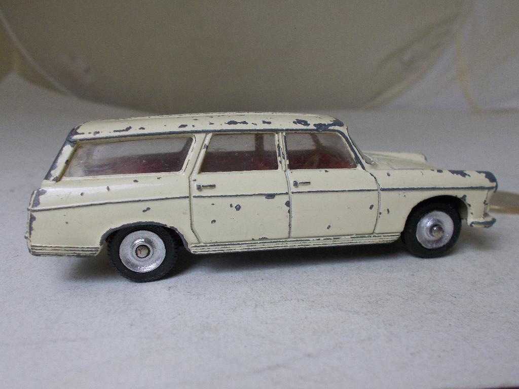 1965 Dinky Toys 525 PEUGEOT 404 BREAK (Opknapper.), Hobby en Vrije tijd, Modelauto's | 1:43, Ophalen of Verzenden, Gebruikt, Auto