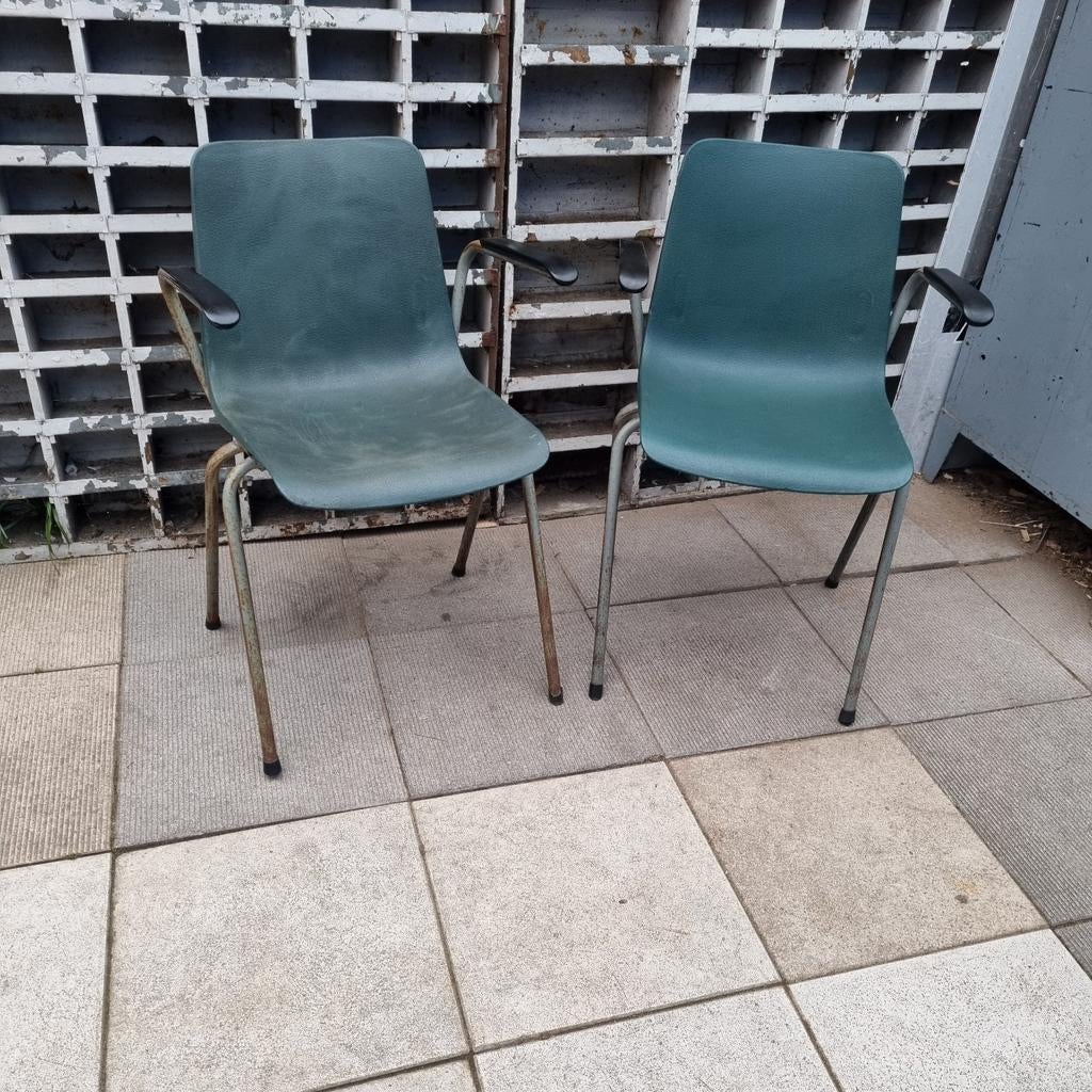 Stapelbare Riemersma stoelen met armleuningen, Huis en Inrichting, Stoelen, Gebruikt, Twee, Kunststof, Metaal, Overige kleuren