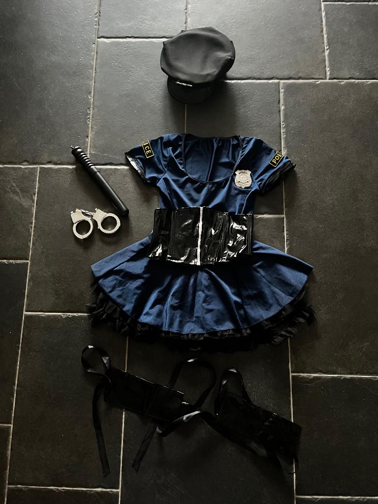 Politievrouw carnaval kostuum, Ophalen of Verzenden, Zo goed als nieuw, Maat 36 (S), Kostuum of Pak