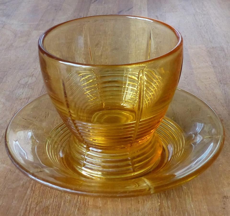 Amberkleurig persglas kopje glas en schotel Rudolf Schrotter, Antiek en Kunst, Ophalen of Verzenden