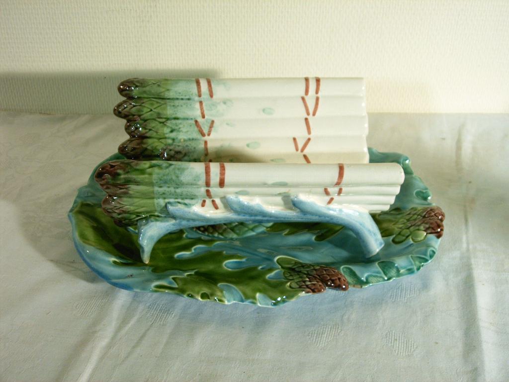 Barbotine aspergeschaal met onderbord, Huis en Inrichting, Woonaccessoires | Schalen en Manden, Gebruikt, Schaal, Rechthoekig