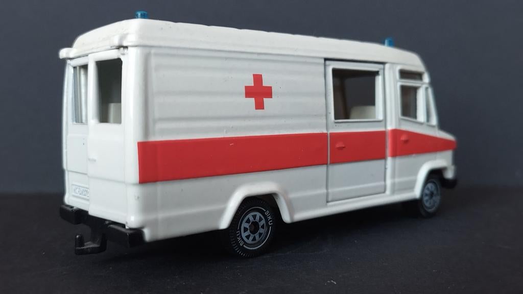 Mercedes Benz 809 D ambulance 1:55 Siku 2011 Pol, Schlittenbacherstrasse 60 Lüdenscheid Germany, Auto, Zo goed als nieuw, Siku@siku.de