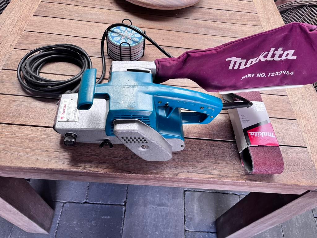 Makita bandschuurmachine  9924DB, Ophalen, Gebruikt, 600 tot 1200 watt, Bandschuurmachine