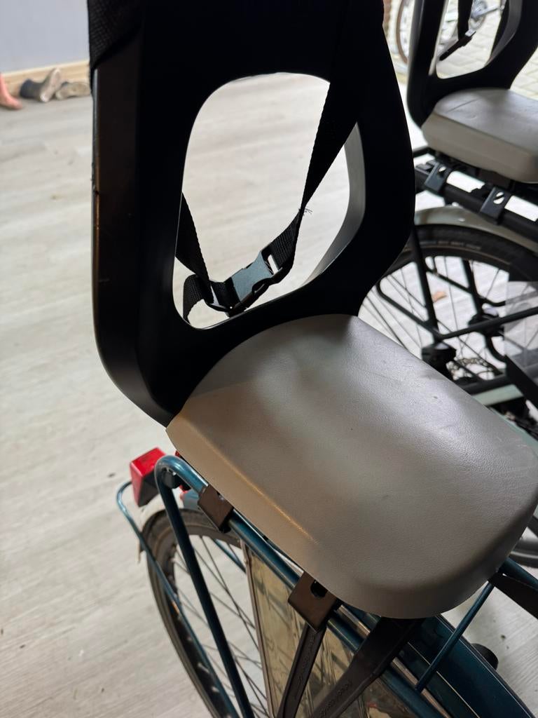 Thule Yepp Junior Budget Achterzitje - Zwart/grijs, Fietsen en Brommers, Ophalen, Achterzitje, 15 t/m 36 kg, Gebruikt