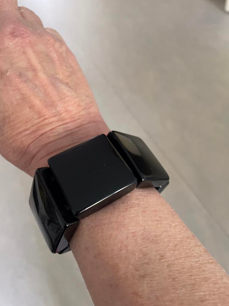 Zwarte hars armband op elastiek, Ophalen of Verzenden, Zo goed als nieuw, Elastiek