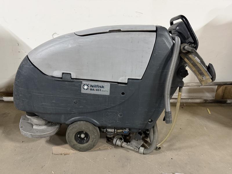 Schrobzuigmachine NILFISK, BA651, Ophalen of Verzenden, Gebruikt