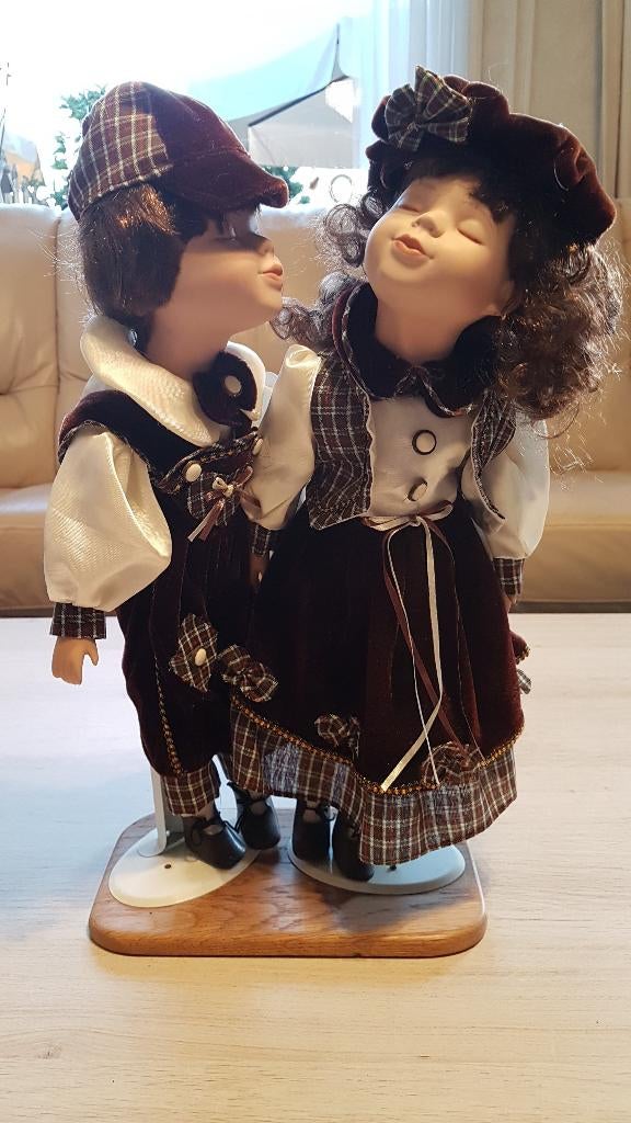 Kussend stel, porceleinen poppen 47cm h x 23cm b, Ophalen of Verzenden, Pop