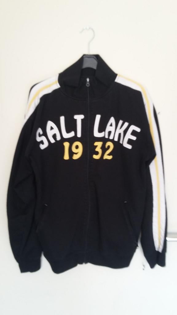 Een zwart vest met gelen en witte letters en cijfers er op., Kleding | Heren, Maat 52/54 (L), New Roads., Zwart, Ophalen of Verzenden