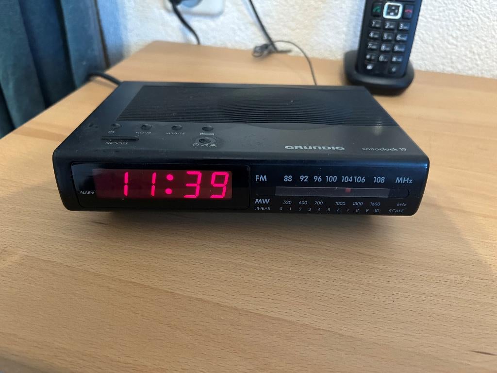 Vintage Wekkerradio Grundig Sonoclock 19, Ophalen, Zo goed als nieuw, Digitaal