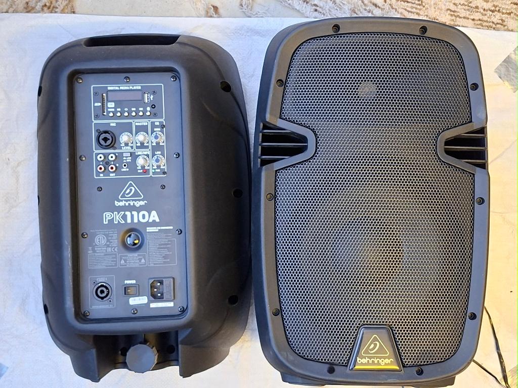 Set Behringer PK110A (podium PA) luidspreker boxen, Zo goed als nieuw, 120 watt of meer, Front, Rear of Stereo speakers, Ophalen
