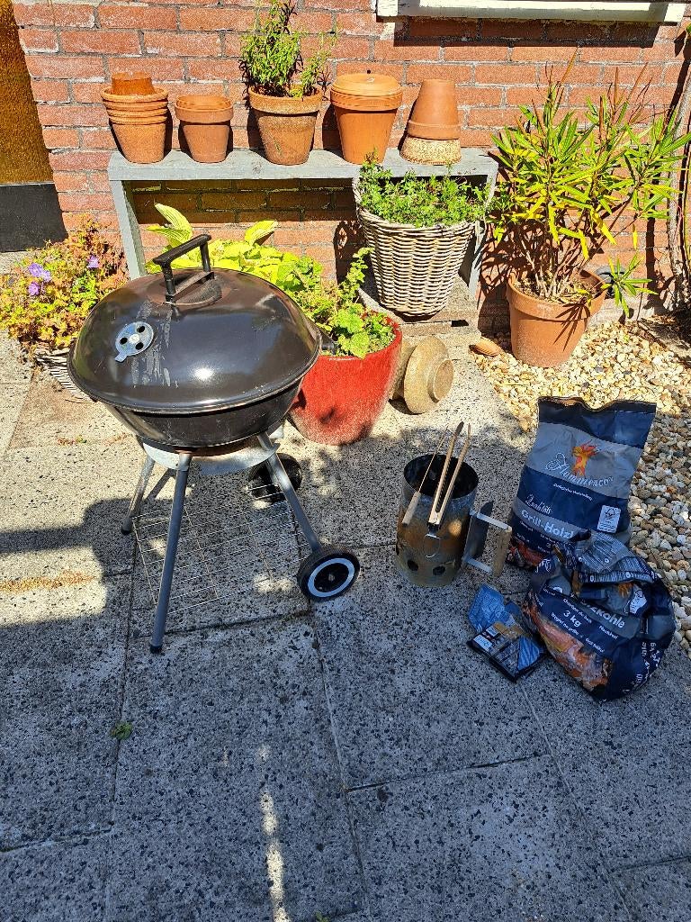 Barbeque, houtskool, Ophalen, Gebruikt, Met accessoires