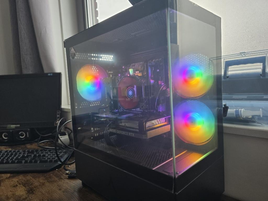 Budget (Game) PC met RGB🎮!, Computers en Software, Desktop Pc's, Met monitor, Ophalen of Verzenden, HDD, AMD Ryzen 3