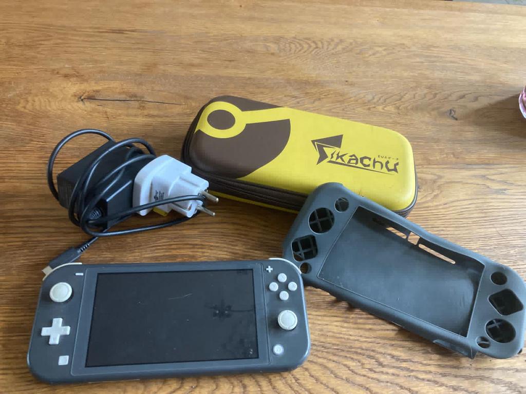 Switch Lite grijs met Pokémon Pikachu beschermhoes, Spelcomputers en Games, Spelcomputers | Nintendo Switch Lite, Zo goed als nieuw