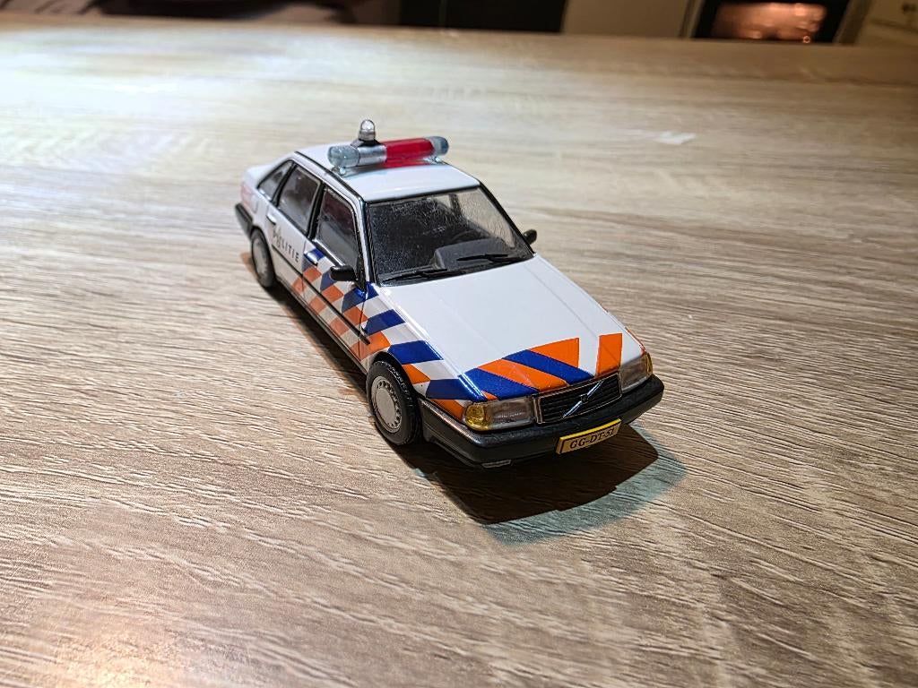 Volvo 440 Rijkspolitie uit 1990 1:43 miniatuur auto, Ophalen of Verzenden, Gebruikt, Auto, Overige merken