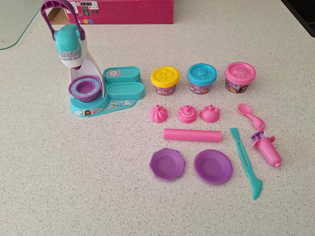 Gabbys dollhouse kleiset (gratis), Kinderen en Baby's, Ophalen, Zo goed als nieuw, Knutselen
