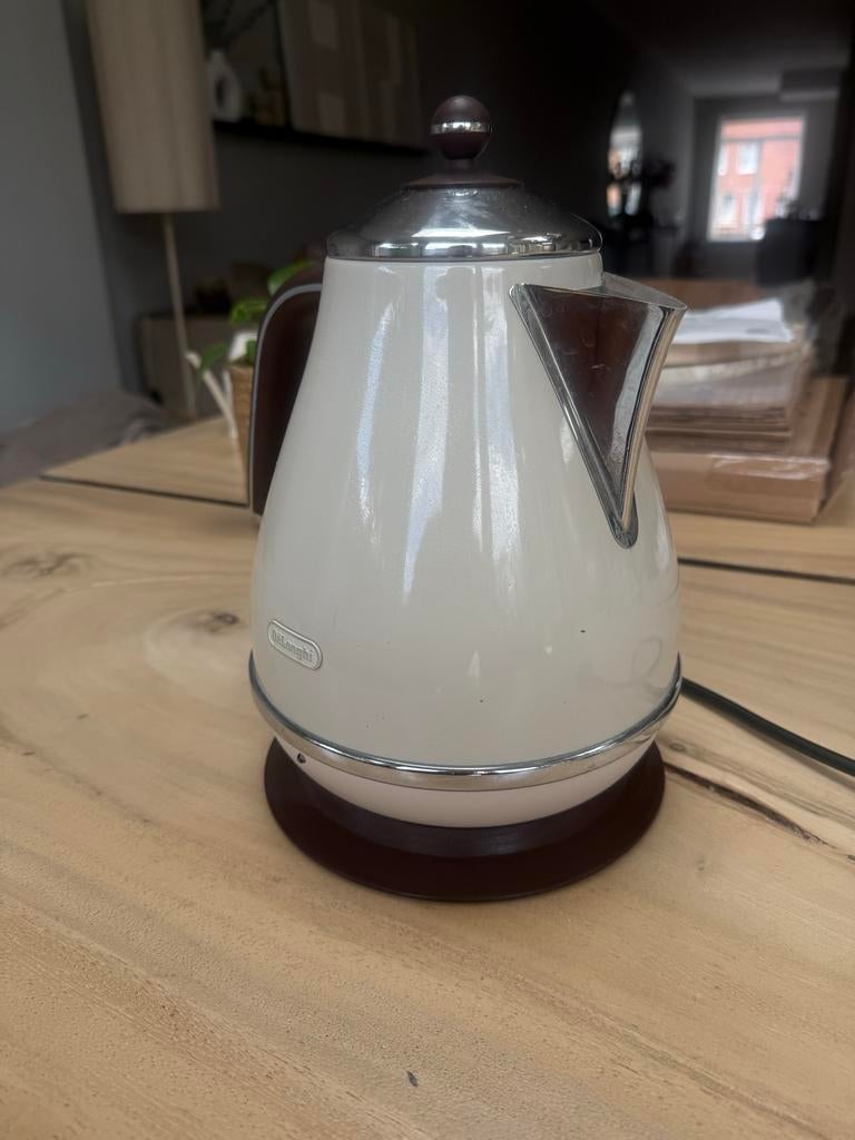 Delonghi waterkoker - Crème/Bruin - Retro design, 1 tot 2 liter, Ophalen, Zo goed als nieuw, Rvs