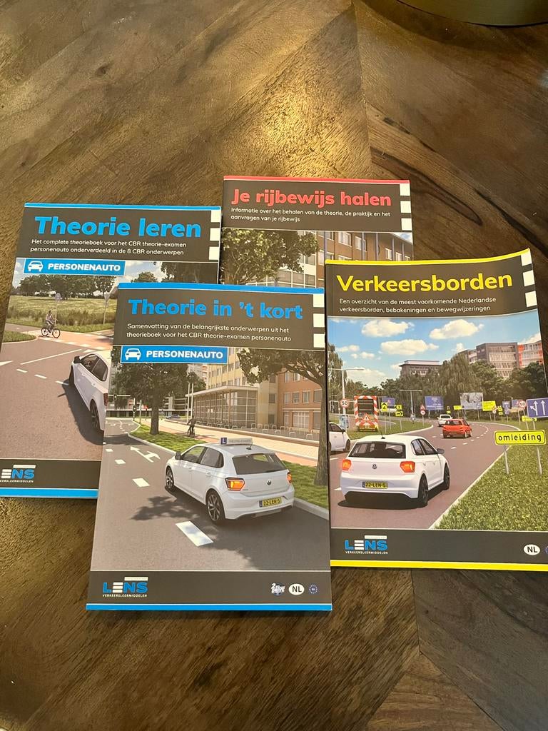 Auto theorieboeken: 4x (Theorie, in 't kort, verkeersborden), Ophalen of Verzenden, Zo goed als nieuw, Niet van toepassing