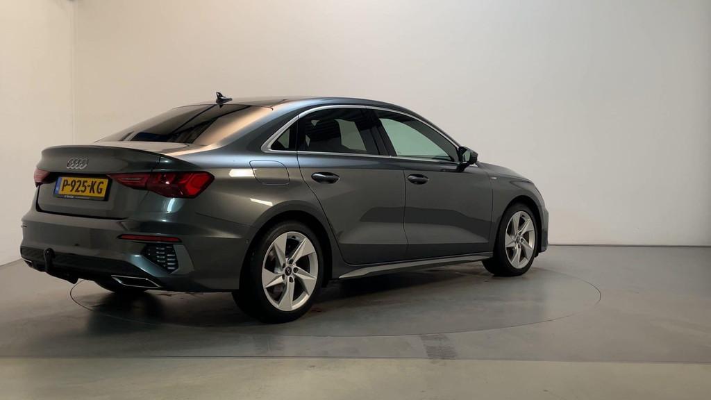 Audi A3 Limousine 30 TFSI S Edition Leder-Stof Stoelverwarmi, Gebruikt, Met garantie (alle), Leder en Stof, 23 km/l