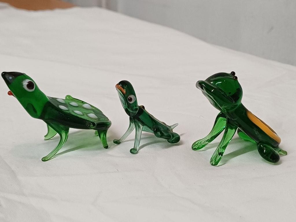 Miniatuur kikkers glas, Verzamelen, Dierenverzamelingen, Ophalen of Verzenden, Zo goed als nieuw, Reptiel of Amfibie, Beeldje of Figuurtje