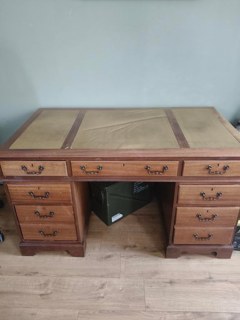 Houten bureau met groen blad, Ophalen