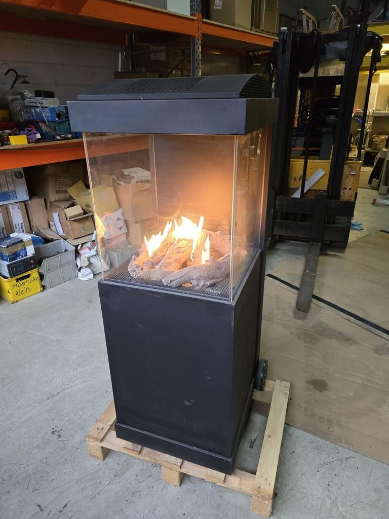 Faber terrasverwarming.Vrijstaande haard met glazen ombouw, Tuin en Terras, Terrasverwarmers, Ophalen, Gebruikt, Gas, Vloer