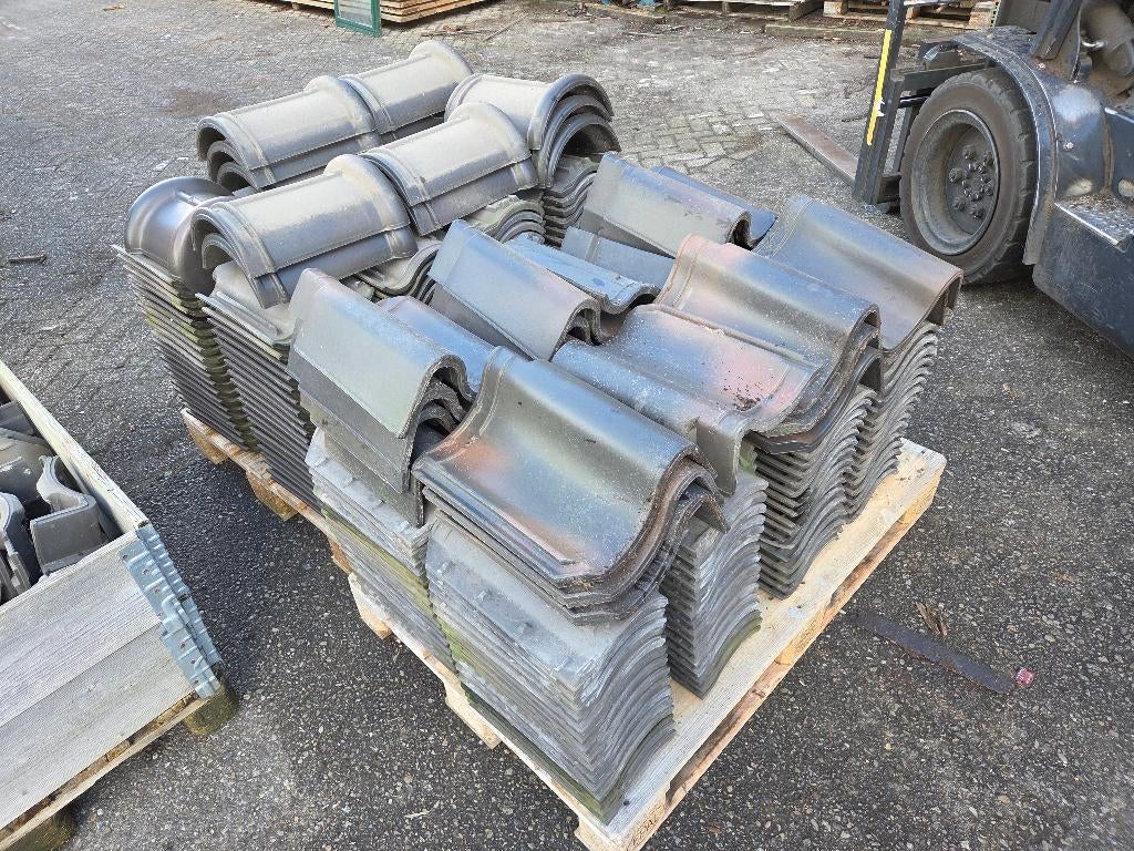 18 m2 Dakpannen + gevels en nokvorsten  - nr: D102, Ophalen, Steen of Klei, Zwart, 15 m² of meer