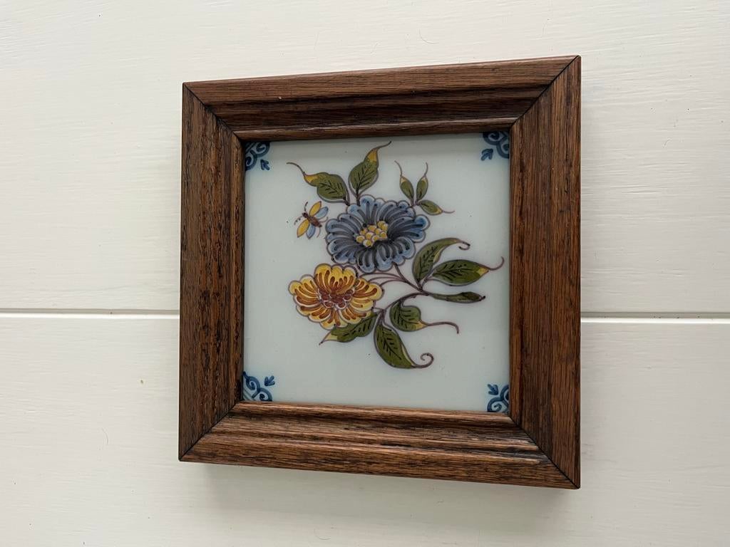 Ingelijste Makkum aardewerk tegel met bloemmotief, Antiek en Kunst, Antiek | Wandborden en Tegels, Ophalen of Verzenden