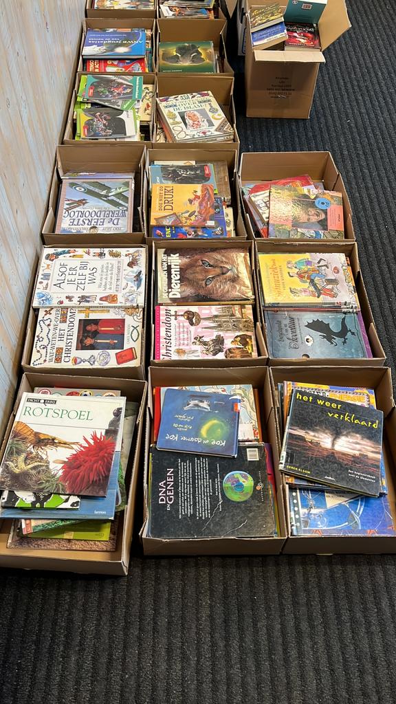 Oude bibliotheek boeken van de schoolbieb, Ophalen, Gelezen, Non-fictie